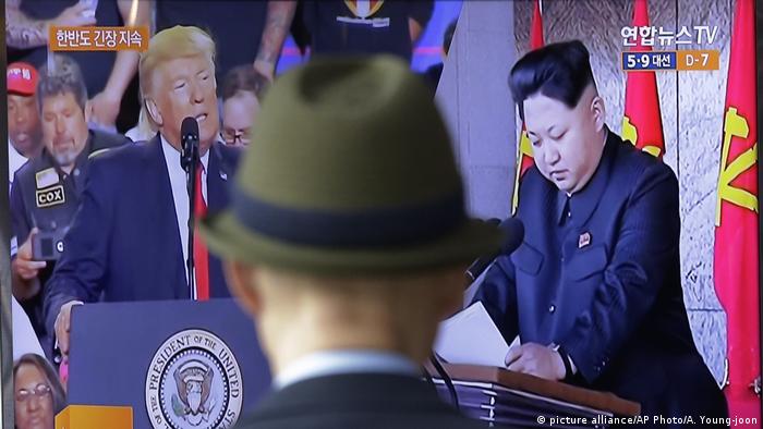 Donald Trump und Kim Jong Un TV Bild in Seoul (picture alliance/AP Photo/A. Young-joon)