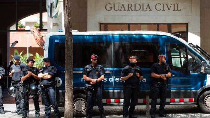 Spanien Barcelona Polizei Mossos d'Esquadra (Getty Images/AFP/J. Lago)
