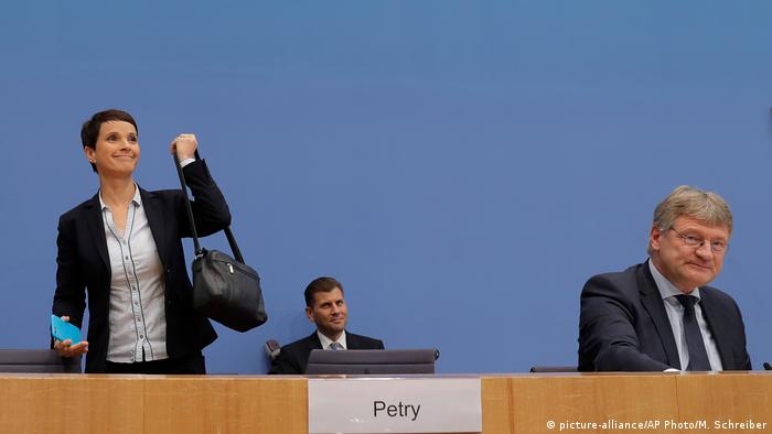 Deutschland Bundestagswahl Frauke Petry verlässt die PK (picture-alliance/AP Photo/M. Schreiber)