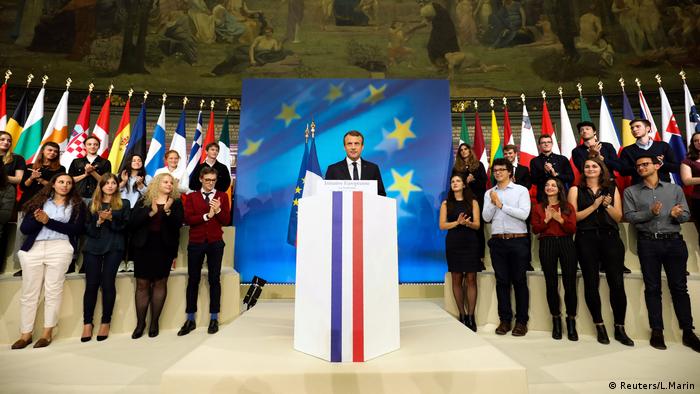 Emmanuel Macron explicando sus reformas para la UE en París.