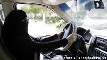 Saudi Arabien Verschleierte Frau in einem Auto in Riad