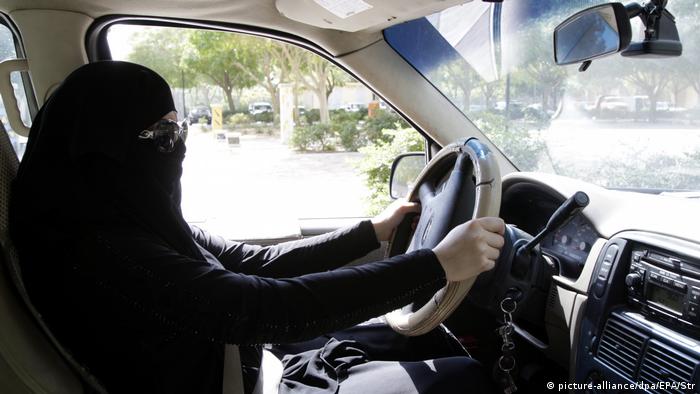 Una mujer saudí maneja un automóvil en Riad.