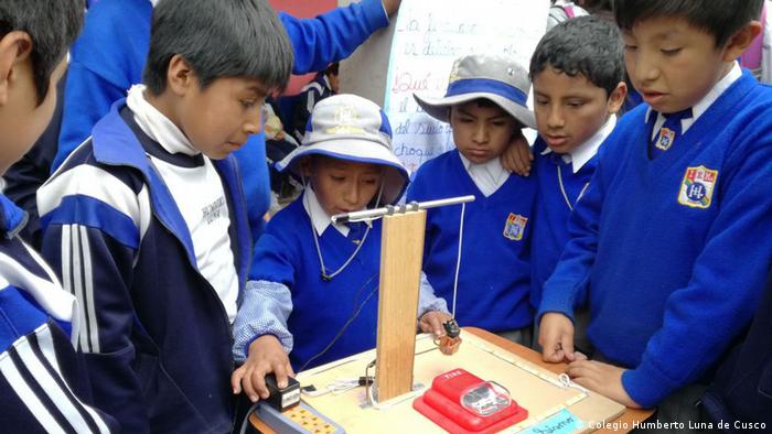 Peru - Prototyp von einem Erdbebenmelder (Colegio Humberto Luna de Cusco)