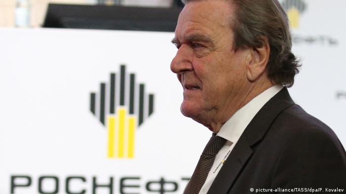 Schröder auf der Rosneft Aktionärsversammlung (picture-alliance/TASS/dpa/P. Kovalev)