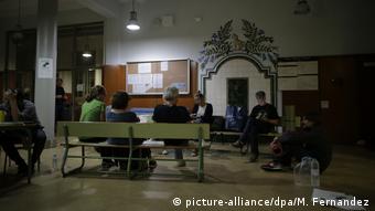 People stayed overnight in polling places to keep them open for Sunday's vote (picture-alliance/dpa/M. Fernandez)