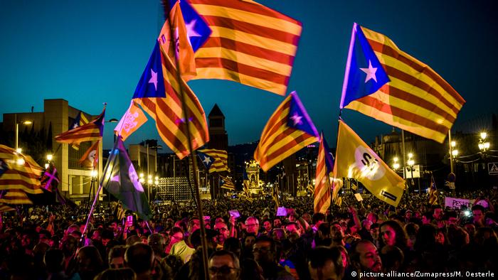 Spanien Referendum Katalonien Demonstration (picture-alliance/Zumapress/M. Oesterle)