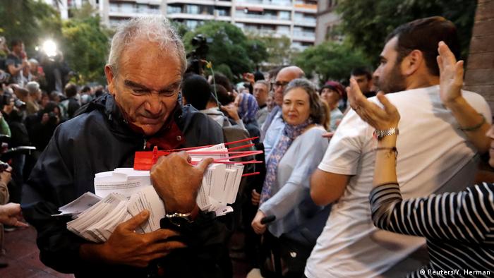 Spanien Referendum Katalonien Mann mit Stimmzettel (Reuters/Y. Herman)