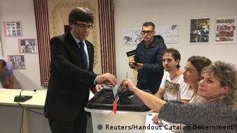 El presidente de la Generalitat emitió su voto de forma discreta en un centro de votación distinto al que tenía previsto. 