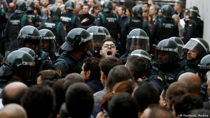 Spanien Katalonien Unabhängigkeits- Referendum Poilzei schreitet ein (Reuters/J. Medina)