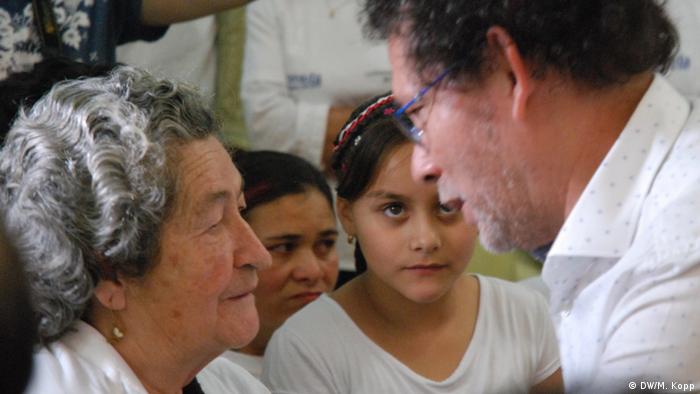 Un duro, pero muy ansiado encuentro: el exguerrillero Pastor Alape cara a cara con víctimas de las FARC. Aquí en Granada, Antioquia, en octubre de 2017.
