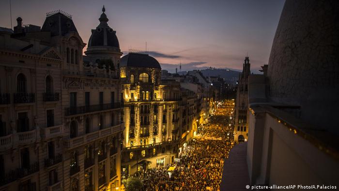 Spanien Katalonien Demonstration (picture-alliance/AP Photo/A.Palacios)