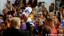 Puerto Rico Trump wirft Papier-Rollen