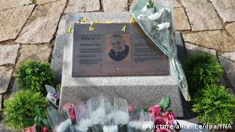 Südkorea Blumen an einem Gedenkstein für den verstorbenen NDR-Journalisten Jürgen Hinzpeter (1937-2016) (picture alliance/dpa/YNA)