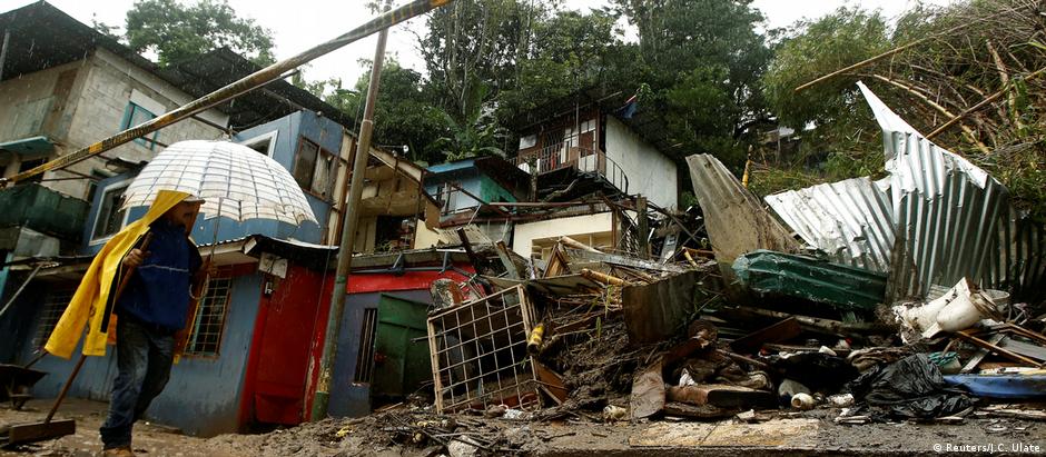 Em San José, capital da Costa Rica, homem observa residências destruídas pela tempestade tropical Nate