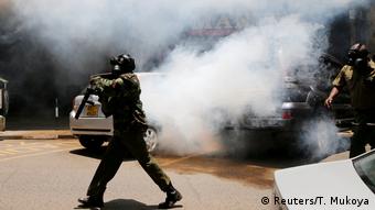 Un policía lanza gases para dispersar a miembros de la oposición que protestaban en Nairobi. (2.10.2017).