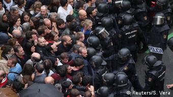 Spanien Barcelona Polizisten gegen Demonstrante (Reuters/S. Vera)