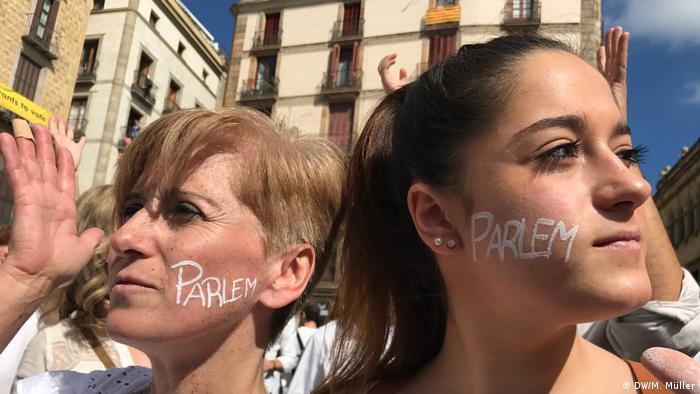 Spanien Friedlicher Protest vor dem Präsidentenpalast in Barcelona (DW/M. Müller)