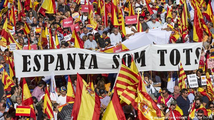 Spanien Tausende protestieren gegen Unabhängigkeitspläne in Katalonien (picture-alliance/dpa/N. Carvalho Ochoa)