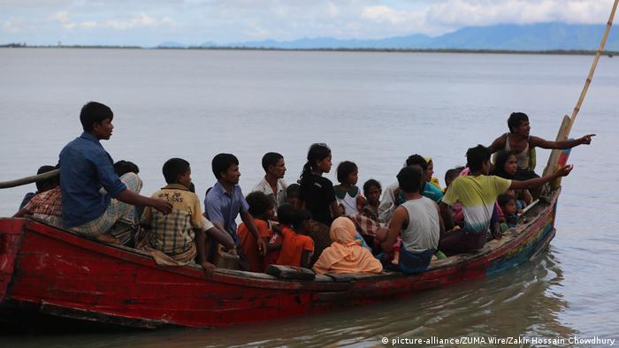 Rohingya refugees fleeing from Myanmar ride on a boat to go to a refugee camp in Bangladesh (picture-alliance/ZUMA Wire/Zakir Hossain Chowdhury)