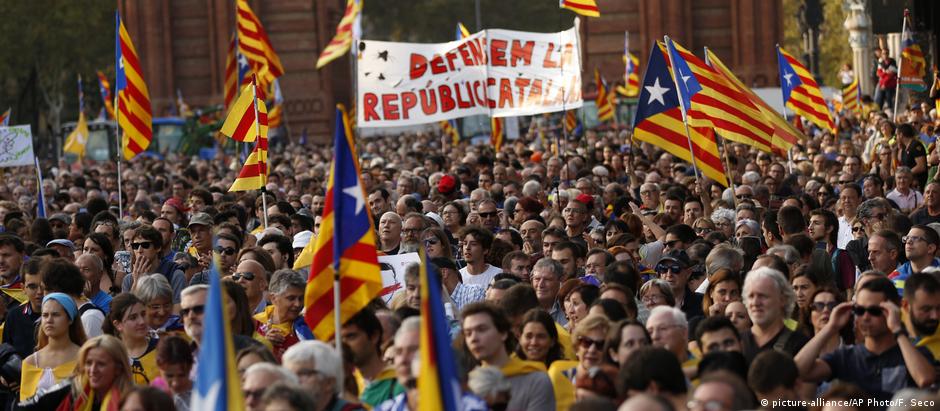 Multidão de apoiadores da independência se reuniu nas proximidades do Parlamento regional, em Barcelona