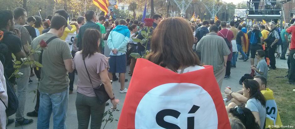 Manifestantes pró-independência se reúnem em Barcelona antes do discurso de do líder catalão