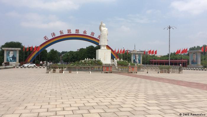 Nanjie China Mao Statue Henan (DW/E.Rammeloo)