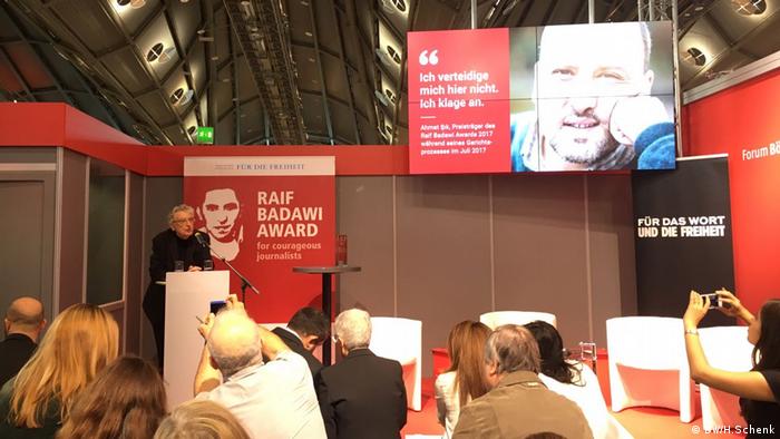 Frankfurter Buchmesse Ahmet Sik bekommt Raif Badawi Preis (DW/H.Schenk)