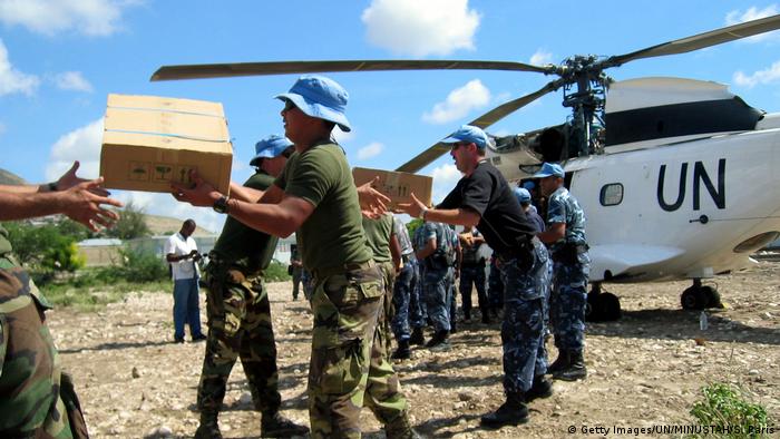 Haiti MINUSTAH workers unload aid packages from a helicopter (Getty Images/UN/MINUSTAH/S. Paris)