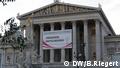 Österreich, Parlamentsgebäude Nationalrat in Wien im Stil eines griechischen Tempels. Plakat fordert zum Abstimmen auf