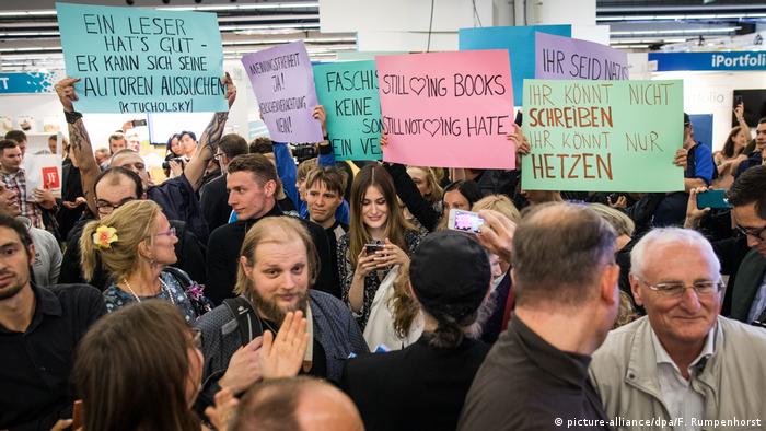 Buchmesse Frankfurt - Protest bei Höcke-Lesung (picture-alliance/dpa/F. Rumpenhorst)