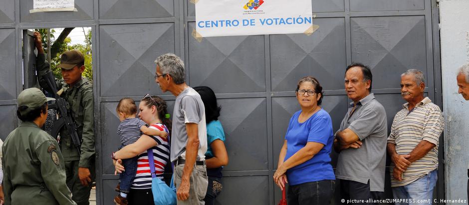 Segundo denúncia da oposição, funcionários do CNE e Guardia Nacional Bolivariana teriam se recusado a fechar locais de voto