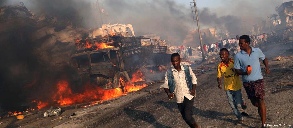 Caminhão explodiu na rua KM4 no distrito de Hodan, em Mogadíscio, causando a morte de 300 pessoas 