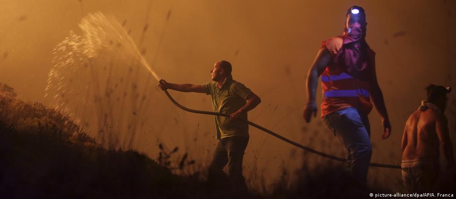 Voluntários tentam apagar incêndio com mangueira em Óbidos, Portugal