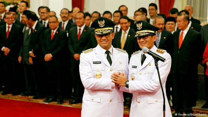 Indonesien Jakarta Anies Baswedan und Sandiaga Uno als Gouverneure eingeführt (Reuters/Beawiharta)