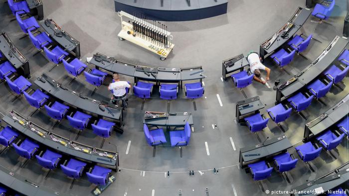 Deutschland Plenarsaal des Bundestages wird umgebaut (picture-alliance/dpa/K. Nietfeld)