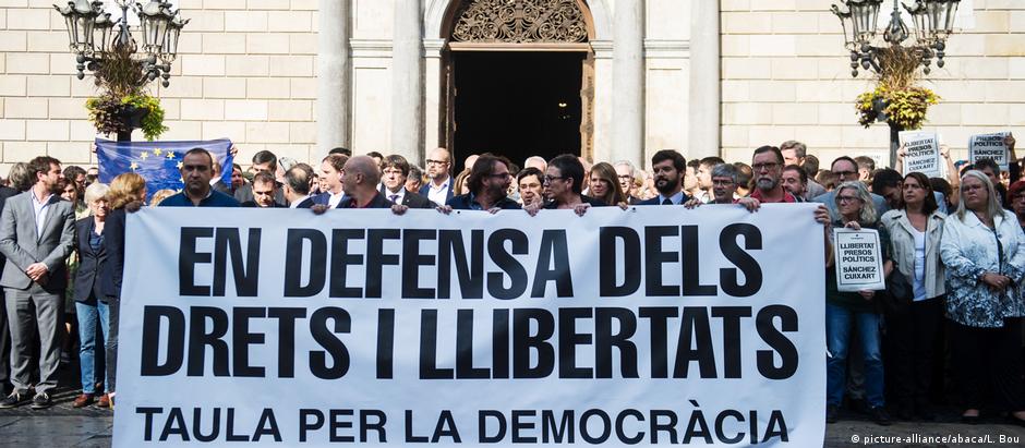Protesto em Barcelona: "Em defesa dos direitos e liberdades"