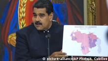 Venezuela Caracas - Nicolas Maduro zeigt Karte Venezuelas mit Verteilung der Regierungsbefürworter