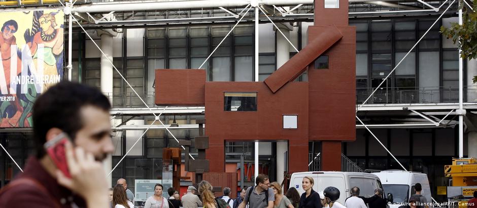 Escultura de 12 metros de altura foi exposta diante do famoso Centro Pompidou, em Paris