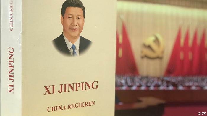Buch „China regieren「 von Chinas Staatspräsident Xi Jinping (DW)