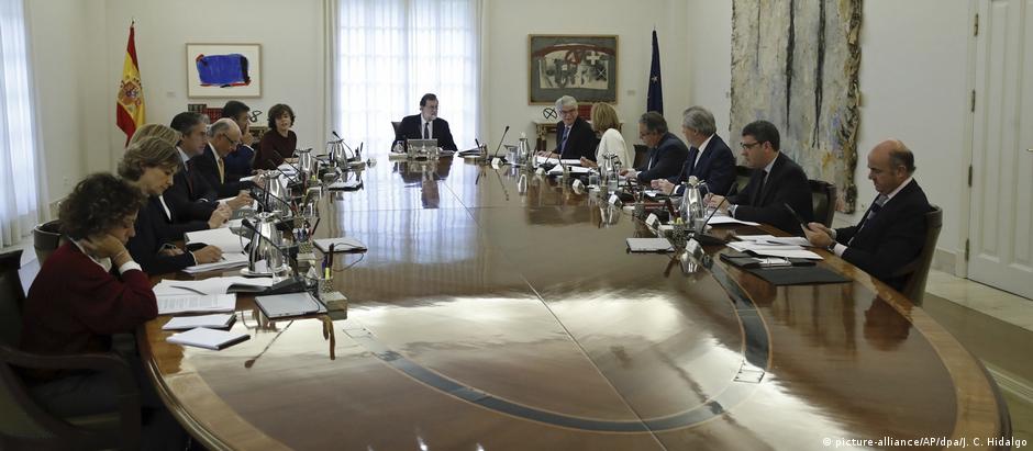 Com Rajoy ao centro, a reunião que decidiu pela aplicação inédita do artigo 155