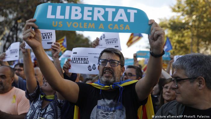 Spanien Protesten für die Unabhängigkeit nach Ankündigung des Artikels 155 (picture alliance/AP Photo/S. Palacios)
