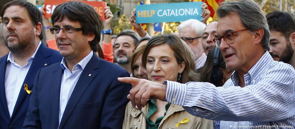 Puigdemont (seg. da esq. para dir.) ao lado de Carme Forcadell em protesto em Barcelona