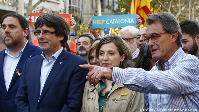 Spanien Protesten für die Unabhängigkeit nach Ankündigung des Artikels 155 (picture-alliance/AP Photo/M. Fernandez)