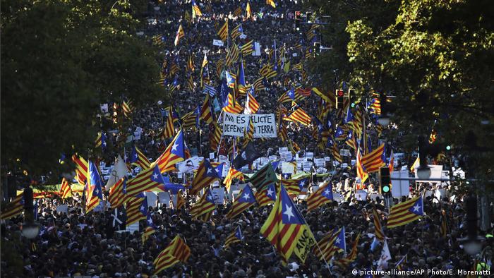 Spanien Protesten für die Unabhängigkeit nach Ankündigung des Artikels 155 (picture-alliance/AP Photo/E. Morenatti)