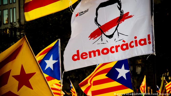 Spanien Protesten für die Unabhängigkeit nach Ankündigung des Artikels 155 (picture-alliance/ZUMAPRESS.com/J. Boixareu)