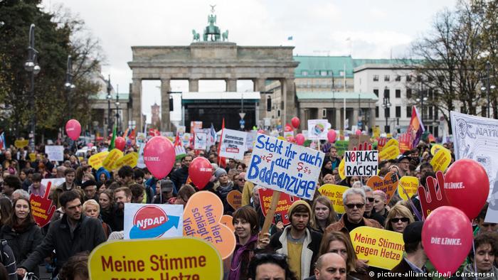 Deutschland Demonstration gegen Einzug der AfD in den Bundestag (picture-alliance/dpa/J. Carstensen)