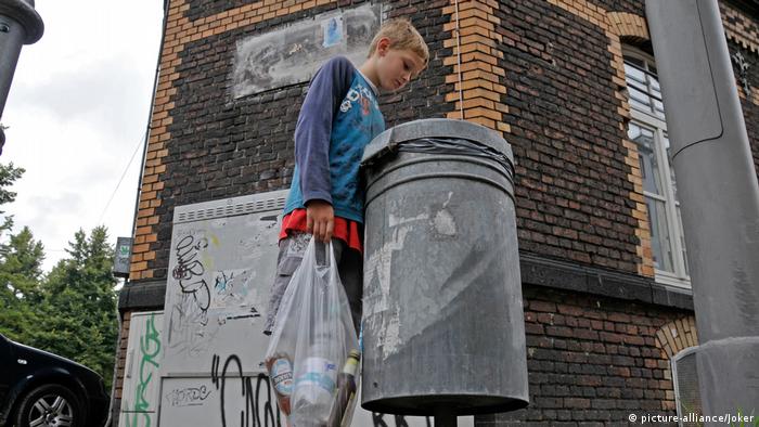 Kinderarmut Junge beim Sammeln von Pfandflaschen
