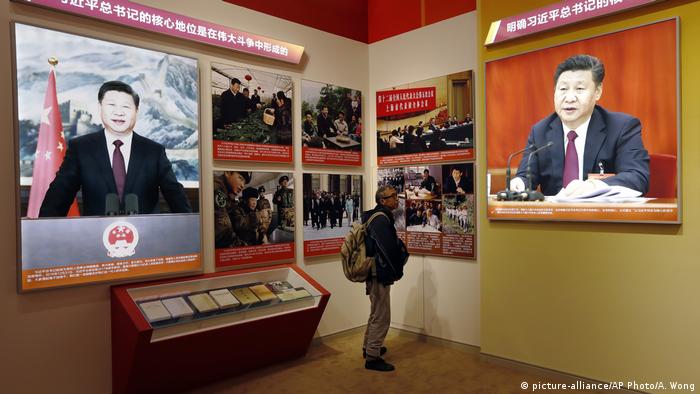 China Ausstellung Xi Jinping (picture-alliance/AP Photo/A. Wong)