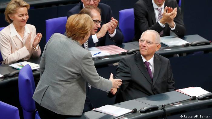 Angela Merkel saluda al nuevo presidente del Bundestag, Wolfgang Schäuble. (24.10.2017).