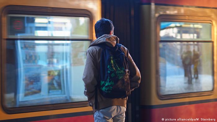 Deutschland Junger Migrant in der S-Bahn in Berlin (picture alliance/dpa/W. Steinberg)